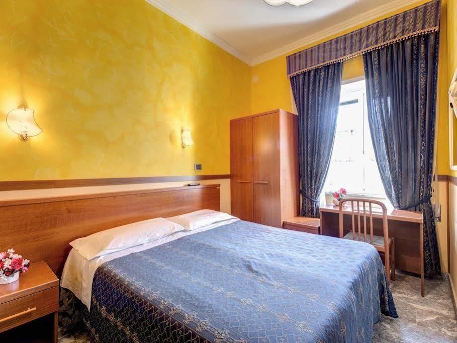 Hotel Soggiorno Blu โรม ภายนอก รูปภาพ